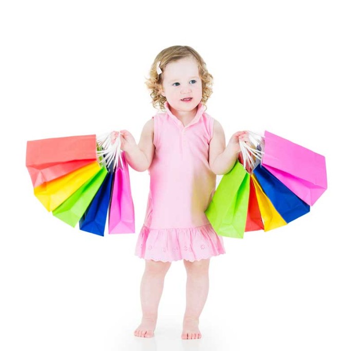 دانلود عکس با کیفیت کودک خوشحال با پاکت های خرید فروشگاهی