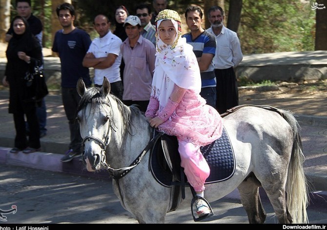 عکس:دختر کردی که با اسب سفید به استقبال روحانی رفت