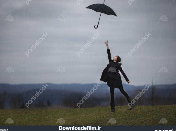 دختری با چتر سیاه در باران 1186042