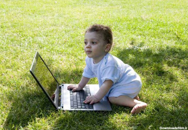 دانلود تصویر باکیفیت کودک و لپ تاپ در طبیعت