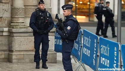 افسران پلیس فرانسه در مراسم تشییع جنازه معلم فرانسوی دومینیک برنارد