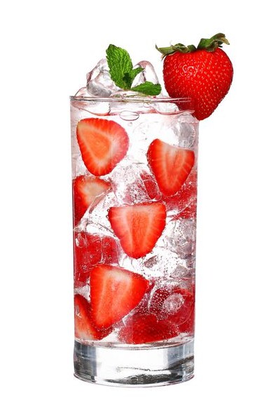 شیشه از سرما توت فرنگی نوشیدنی با یخ جدا شده در پس زمینه سفید 1365225