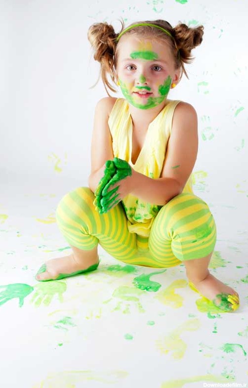 دانلود تصویر با کیفیت دختر در حال بازی با رنگ انگشتی