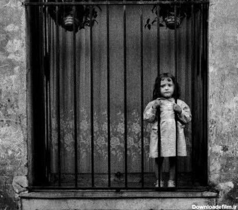 عکس دختر بچه غمگین سیاه و سفید