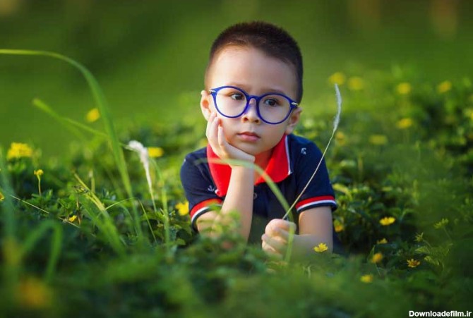 دانلود عکس پسر بچه عینکی در چمنزار