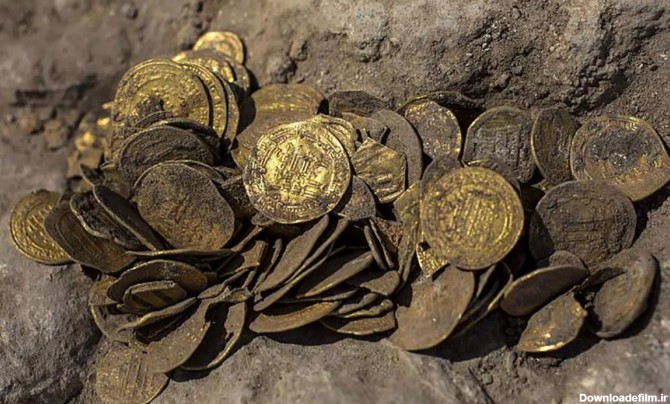 فرارو | ویدئوی دیدنی از لحظه کشف ۷۰۰ سکه طلا زیر مزرعه ذرت