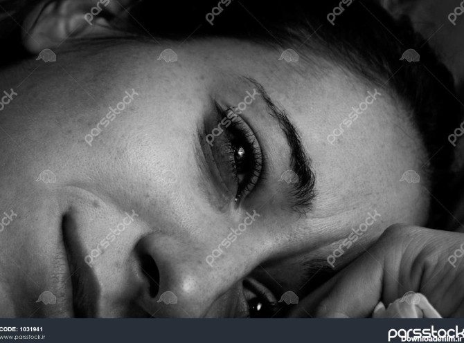 زن ناراحت گریان سیاه و سفید زن غمگین در حال گریه با مالش آرایش 1031941