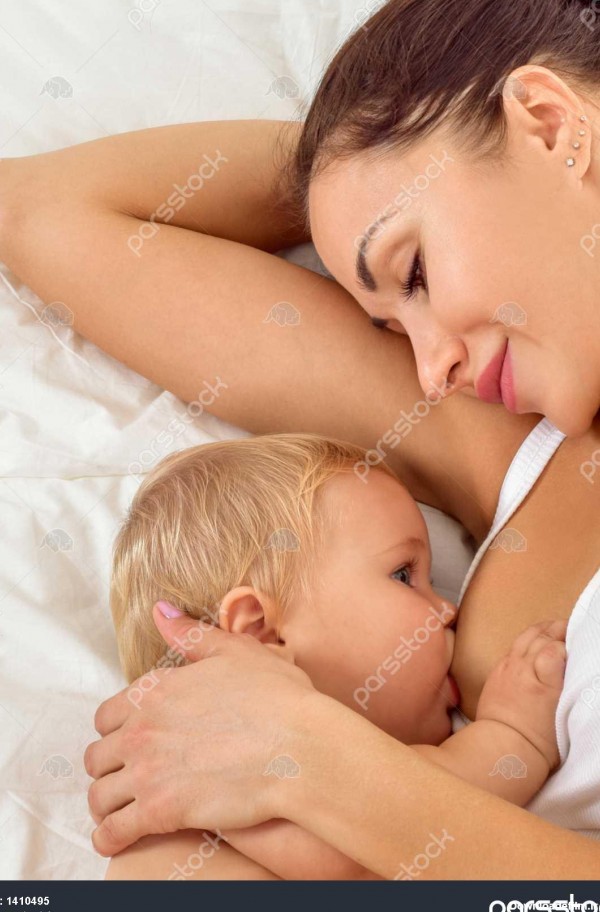 مادر جوان مادر شیر دادن نوزاد خود را شیر دادن 1410495