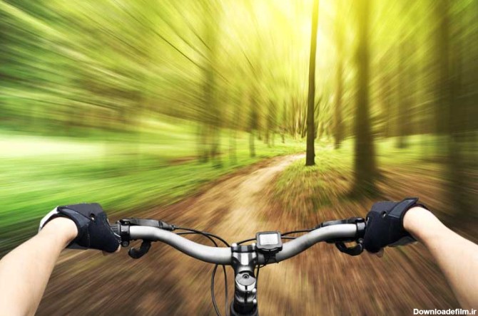 تصویر با کیفیت دوچرخه سواری با سرعت بالا