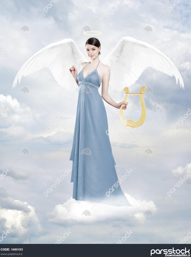 فرشته با لیر زن جوان زرق و برق دار به عنوان فرشته ای در ابرها با ...