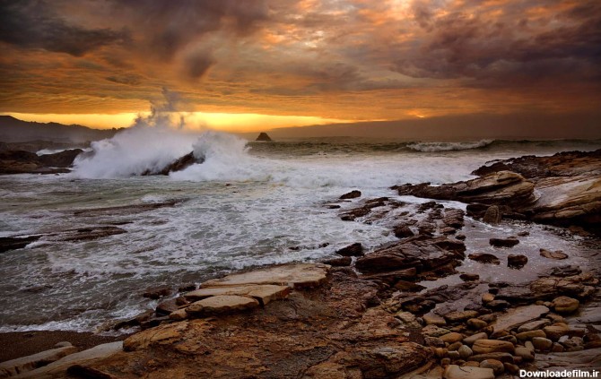 منظره ای از ساحل یک دریا و صخره ها در کالیفرنیا