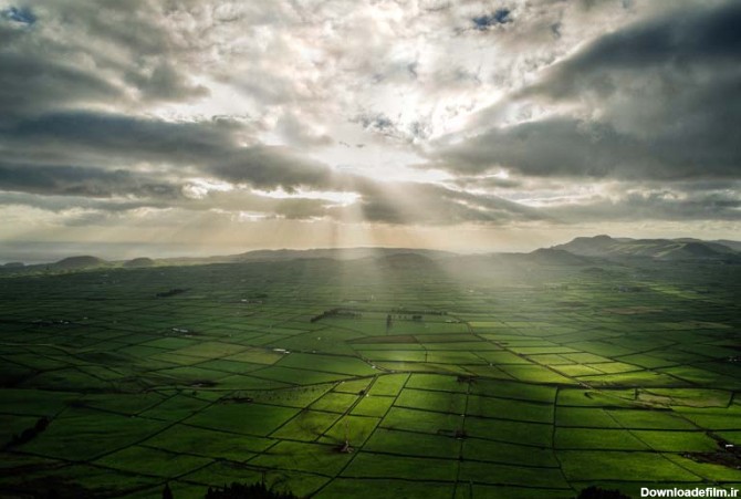تصویر باکیفیت از مزارع در هوای ابری