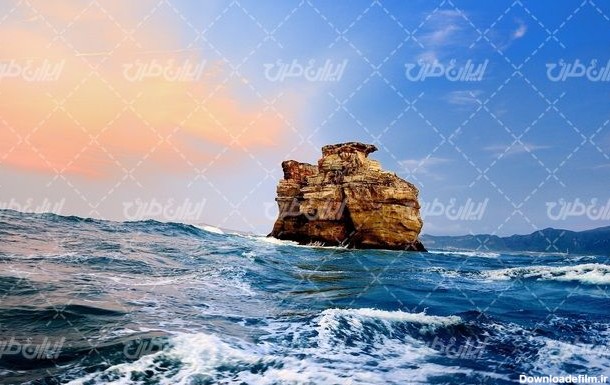 تصویر با کیفیت منظره زیبای صخره وسط دریا همراه با موج دریا ...