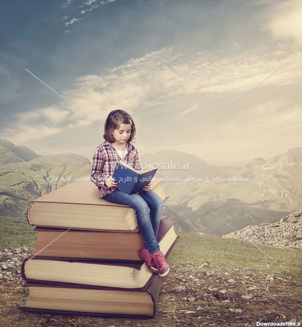 عکس با کیفیت مطالعه کودک در فضای رویایی نشسته روی کتاب های بزرگ در ...