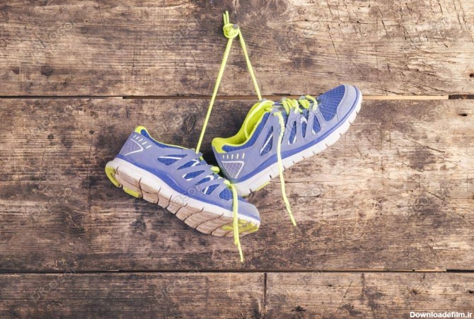 عکس کفش ورزشی آویزان از دیوار چوبی با بند کفش » پیکاسور