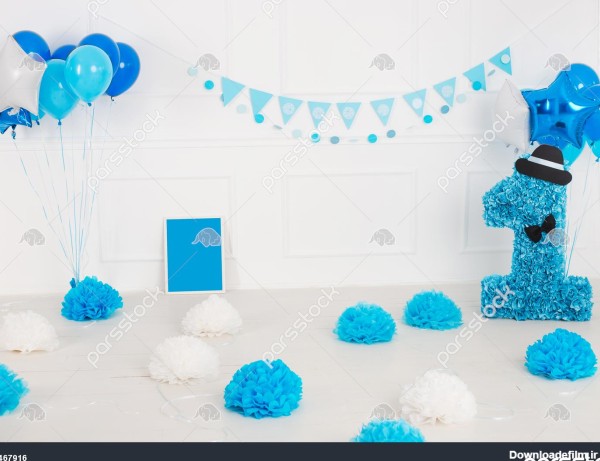 اتاق سفید که برای اولین جشن تولد پسر بچه با دکور آبی تزئین شده است ...