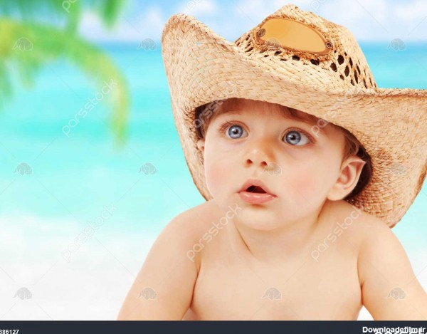 پرتره نزدیک از پسر بچه زیبا پوشیدن کلاه کابوی بزرگ در ساحل تعطیلات ...