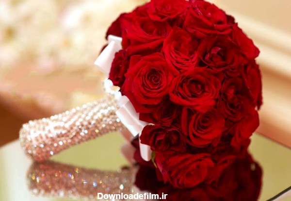 عکس های دسته گل عروس رز قرمز با تزیینات زیبا و جدید