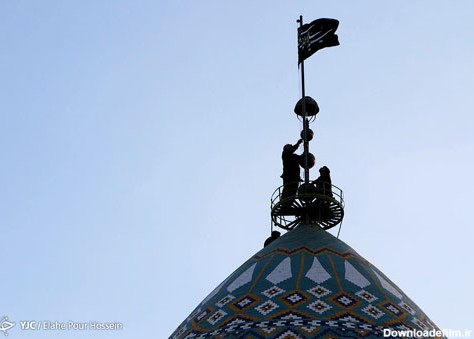 تعویض پرچم گنبد حرم مطهر حضرت سید علاءالدین حسین(ع) + تصاویر