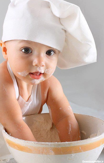 عکس بچه کوچک در حال آشپزی