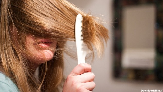 شانه کردن موهای خشک، معمولا دردسر ساز و همراه با درد پوست سر است