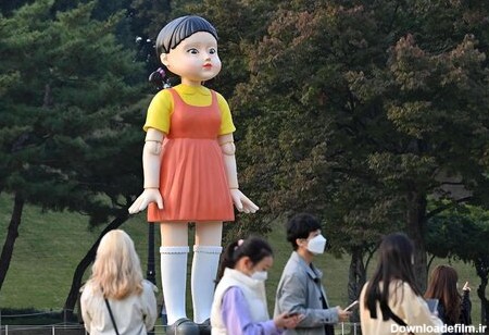 نصب عروسک غول‌پیکر سریال «بازی مرکب» در پارک شهر سئول - قدس ...