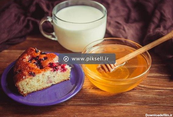 دانلود عکس با کیفیت از میز صبحانه شیر ، عسل و کیک