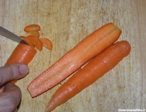 خلال کردن هویج ها برای تهیه هویج پلو