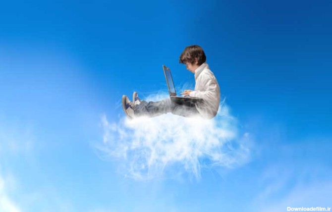 دانلود تصویر باکیفیت پسر بچه در ابر ها در حال کار با لپ تاپ