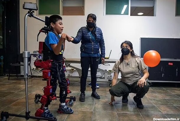 کودک مبتلا به فلج مغزی با اسکلت رباتیک برای اولین بار راه رفت+عکس