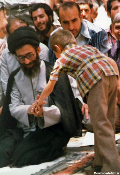 عکس/ خوش‌وبش رهبر انقلاب با یک کودک در دوران جوانی