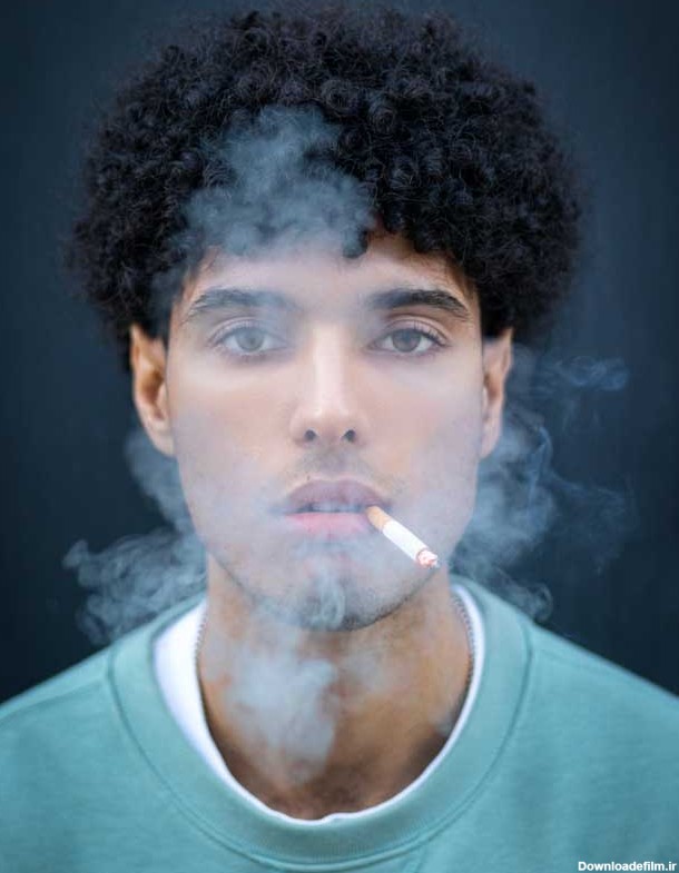 تصویر گرافیکی مرد سیگاری با موی فر | تیک طرح مرجع گرافیک ایران