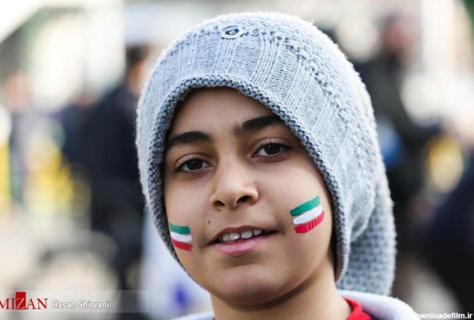 نقاشی پرچم ایران بر چهره کودکان در راهپیمایی 22 بهمن+عکس