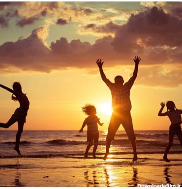 عکس طلوع خورشید در ساحل دریا و بازی خانواده چهار نفره