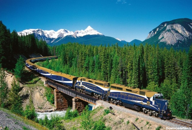قطار کانادا از میان جنگل‌های بومی منطقه شمالی عبور می‌کند.