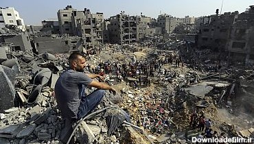 مردی نشسته بر ویرانه‌های غزه