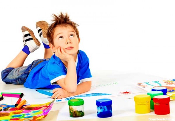 دانلود تصویر با کیفیت پسر بچه در حال نقاشی کشیدن