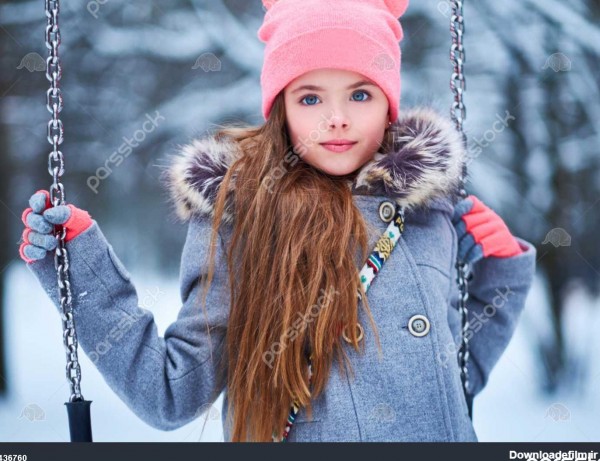 دختر کوچک جذاب در نوسان در زمستان برفی 1436760
