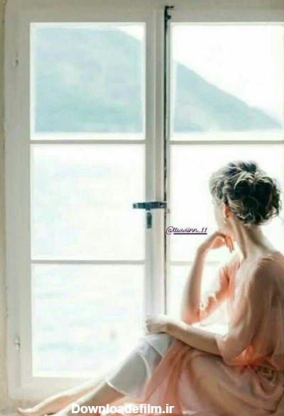 عکس دختری غمگین کنار پنجره