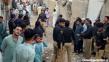 افسران پلیس در عملیات جستجو مهاجران غیرقانونی در محله‌ای از کراچی پاکستان، دوم نوامبر ۲۰۲۳