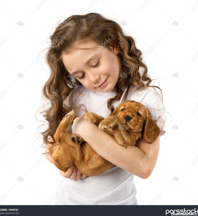 دختر کوچک با توله سگ قرمز جدا شده بر روی زمینه سفید بچه دوست ...