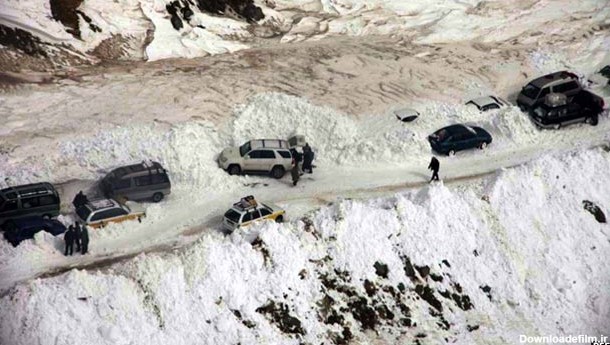 برف‌باری شدید همه‌ساله مسیر تونل سالنگ را برای مسافران مسدود می‌سازد و از چالش‌های جدی برف‌باری به شمار می‌رود