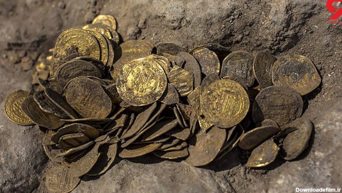 فیلم شگفت انگیز از لحظه کشف گنج بزرگ / 700 سکه طلا زیر مزرعه ذرت