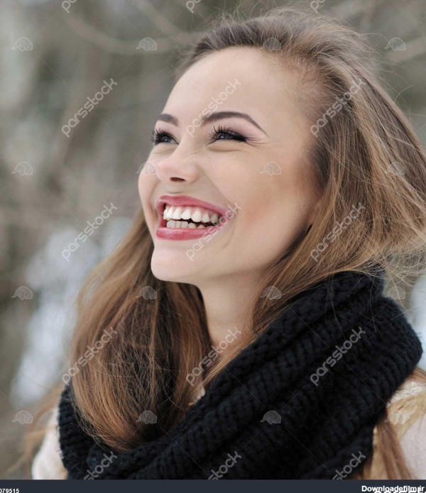 جوان دختر زیبا خنده در فصل زان - نزدیک 1079515