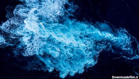 دانلود عکس عکس هوایی از آب سفید ناشی از سنگ های زیر آب