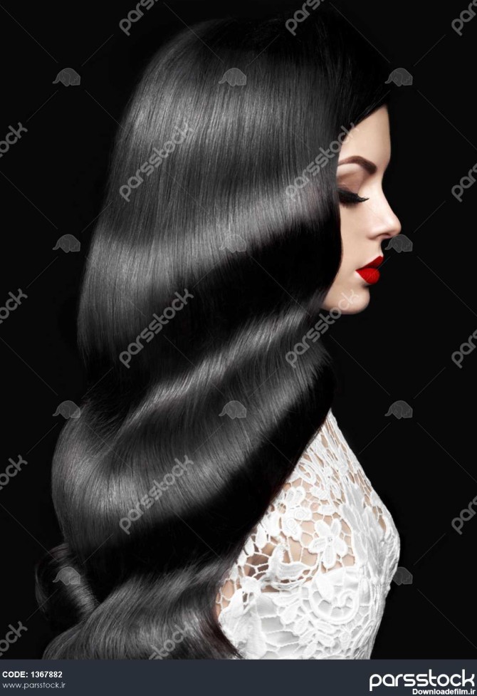 عکس آتلیه مد دختر مدل زیبا با موهای فر بلند و لب های قرمز ...