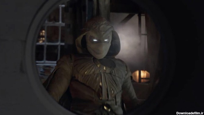 اسکار آیزاک در نقش شوالیه ماه در حال تماشا آینه در سریال Moon Knight