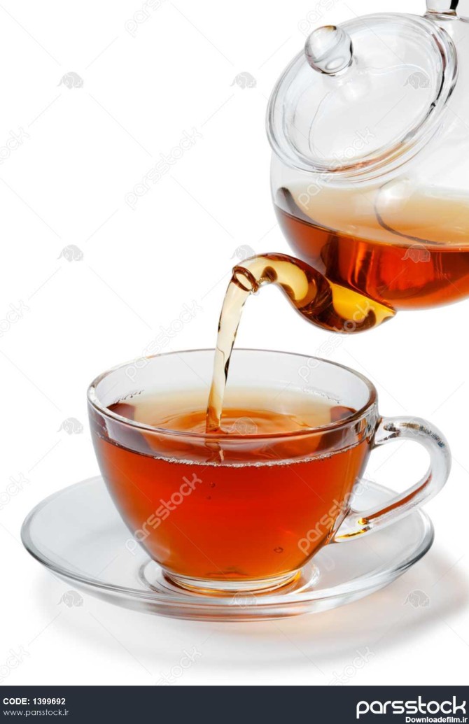 چای به فنجان چای لیمویی بر روی زمینه سفید ریخته می شود 1399692