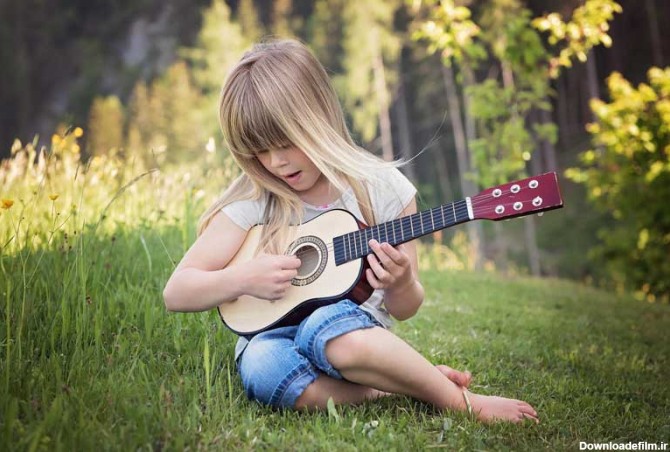 دانلود عکس دختر بچه گیتاریست