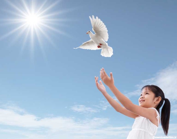 دانلود تصویر با کیفیت دختر بچه در حال پرواز دادن کبوتر